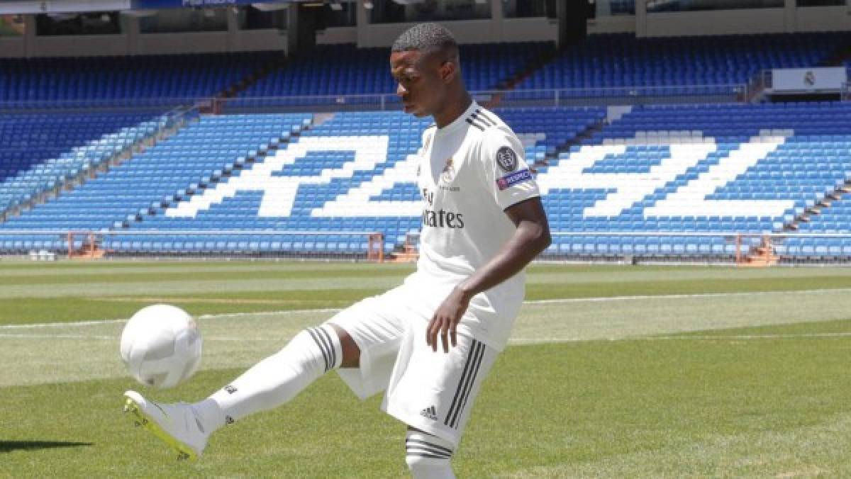 Las estrellas que firmaron por el Real Madrid tras tenerlo 'hecho' con el Barcelona