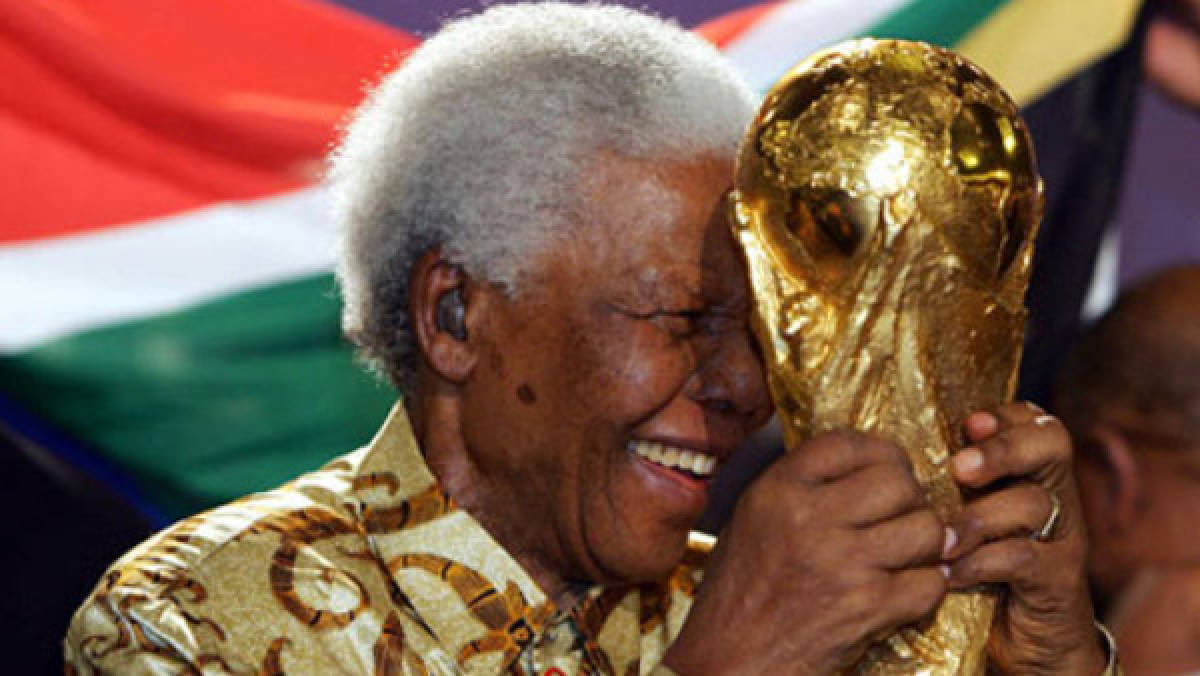 Nelson Mandela llevó a Sudáfrica el Mundial de Fútbol