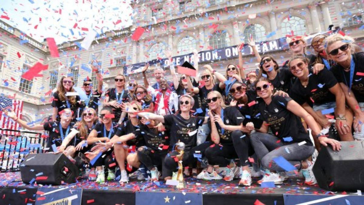 Espectacular y 'polémico' desfile en Nueva York para celebrar con la selección femenina de USA