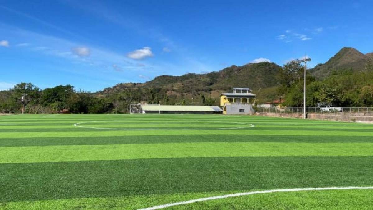 El bonito campo de fútbol en Caridad, Valle, con grama sintética y donde se jugará burocrático