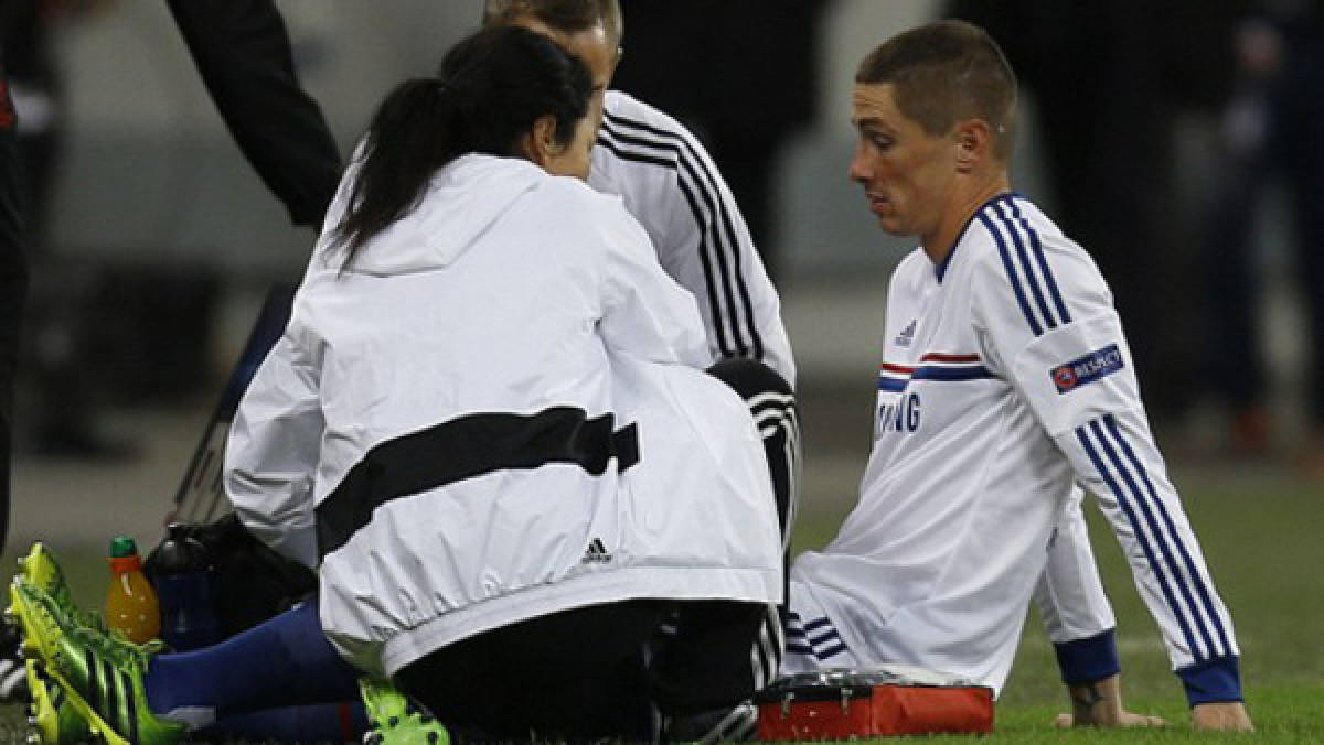 Fernando Torres salió lesionado del partido Chelsea-Steaua