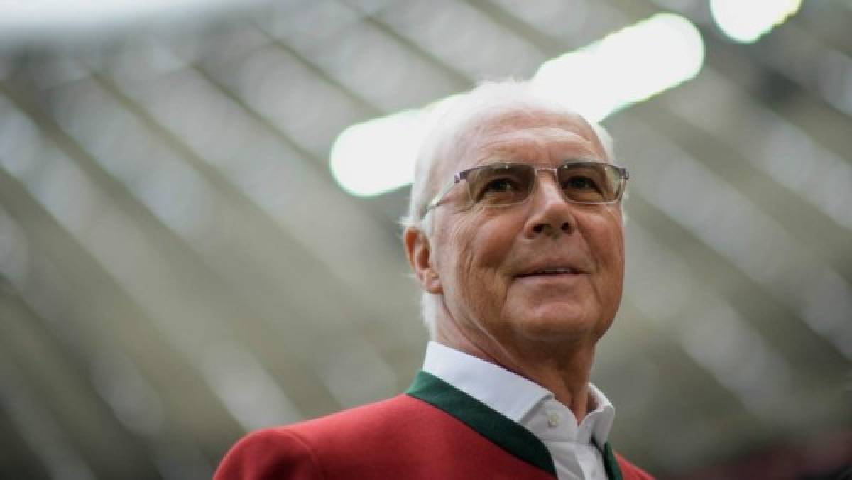 Beckenbauer da la bienvenida a Deschamps al club de los doble campeones