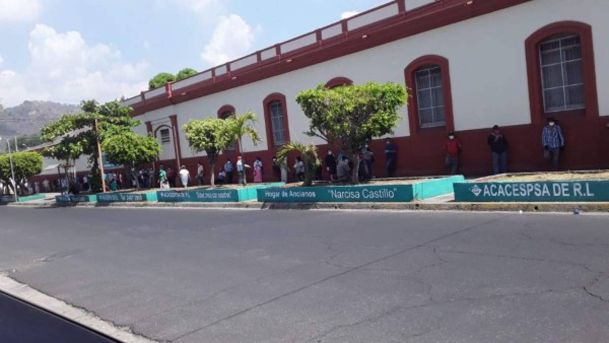 Salvadoreños comienzan a acatar la medidas de distanciamiento y Nayib Bukele lo presume