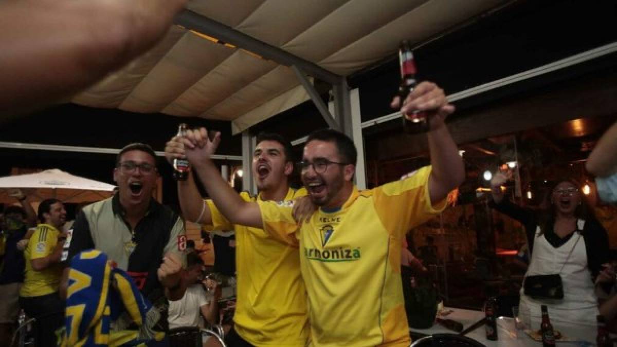Locura total: Así festejaron los aficionados el ascenso del Cádiz y Choco Lozano en España ¿Y el COVID-19?   