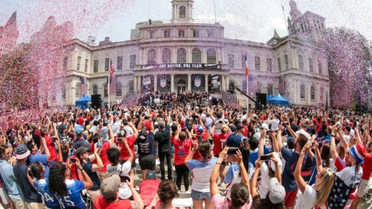 Espectacular y 'polémico' desfile en Nueva York para celebrar con la selección femenina de USA