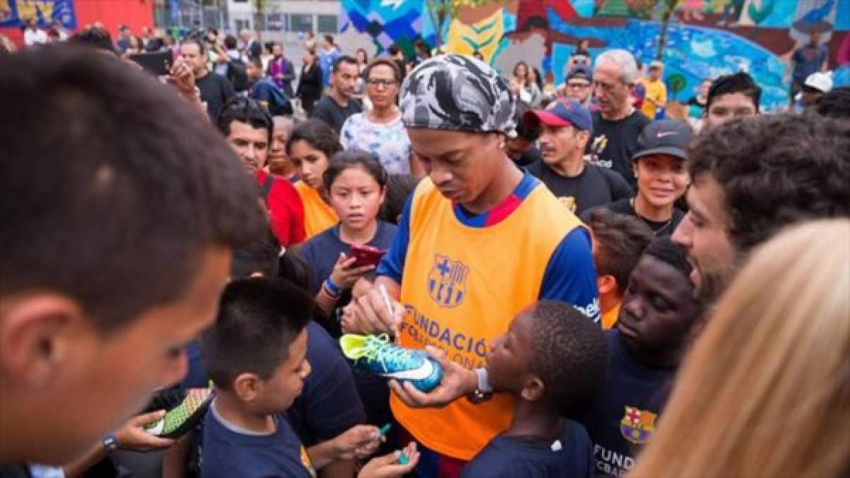 Después de Honduras, Ronaldinho compartirá con niños de El Salvador