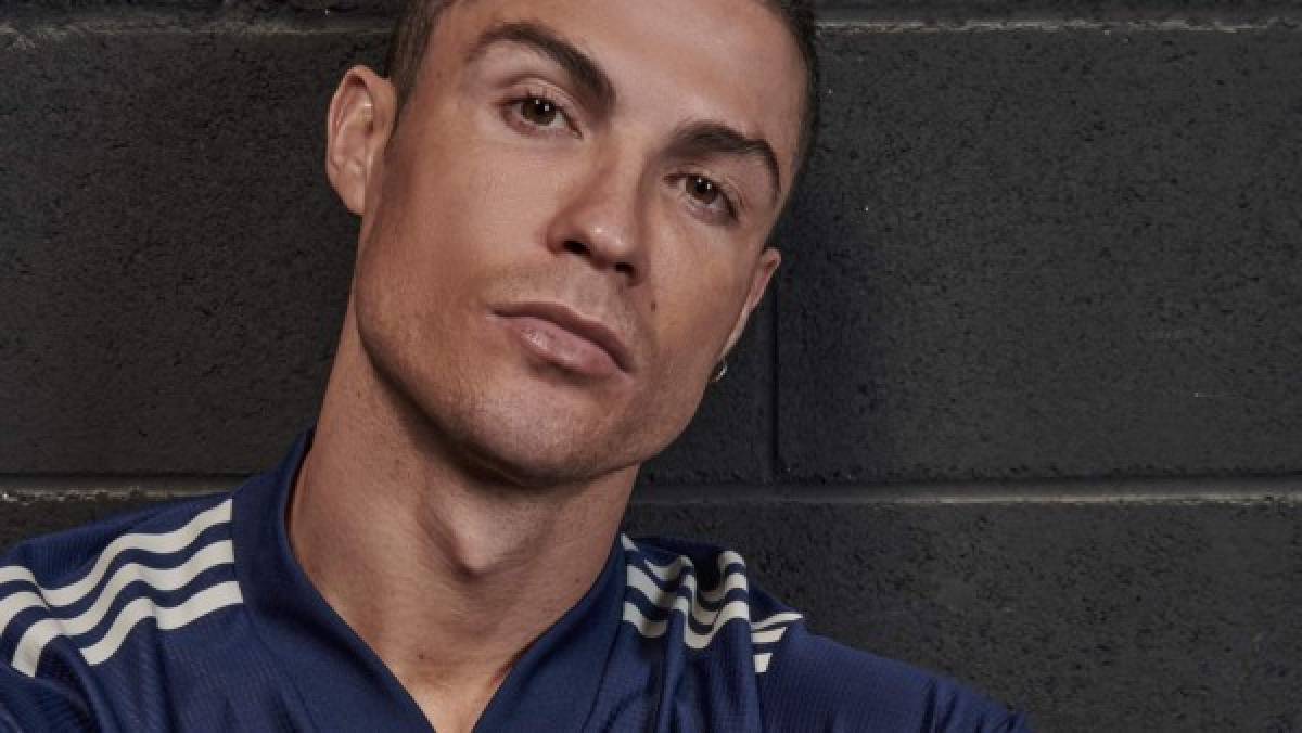 Cristiano Ronaldo presenta la segunda camiseta de la Juventus para la temporada 2020/21  
