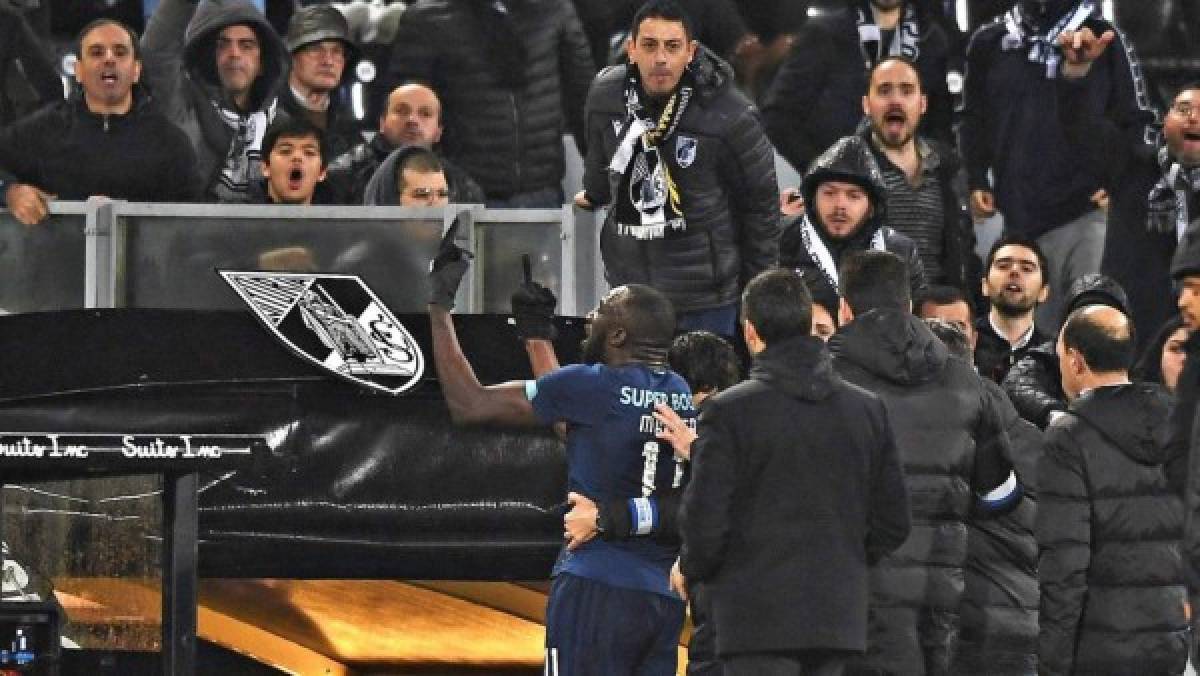 Le lanzan un bote de basura a futbolista del Porto, recibe insultos racistas y abandonó el partido