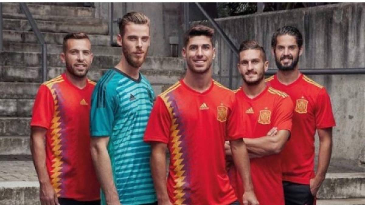 Los uniformes más polémicos en el mundo del fútbol, como el nuevo de España