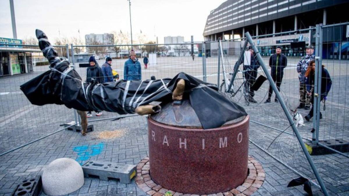 Totalmente destruida: Así quedó la estatua de Ibrahimovic en Suecia con las piernas cortadas