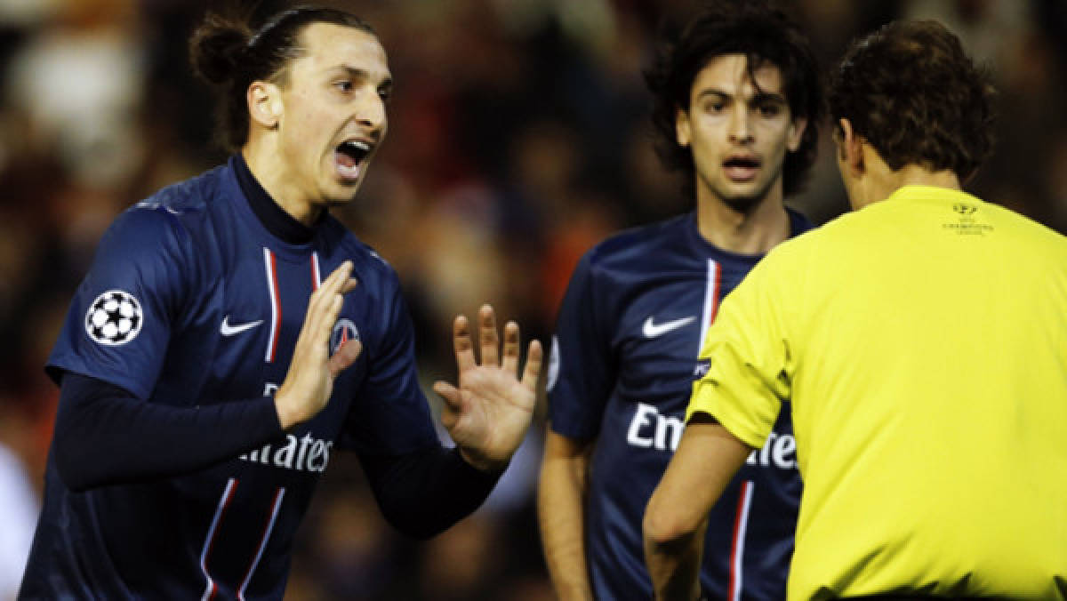 VIDEO: Ibrahimovic expulsado por una plancha sobre Guardado