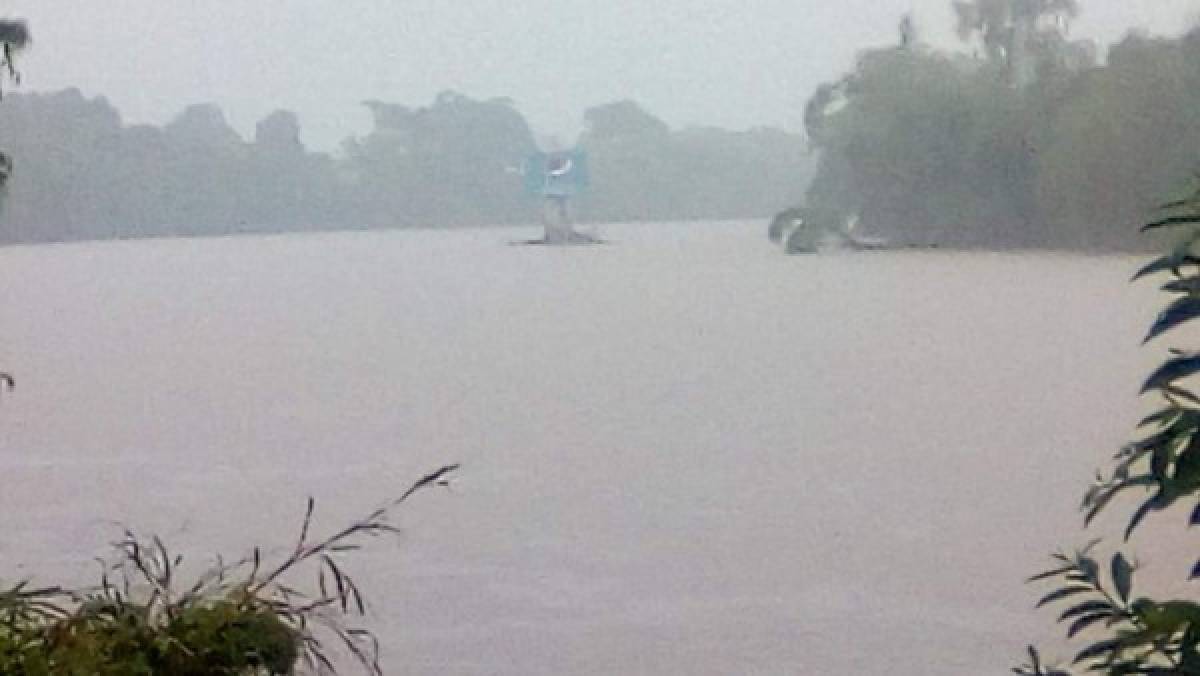 Tormenta Eta ya es huracán categoría 2 y deja calles inundadas en la ciudad de Tela