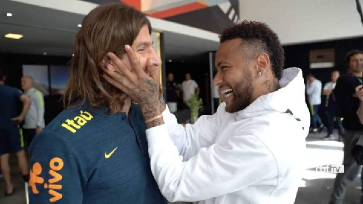 ¡Sorpresa! Neymar visita la concentración de Brasil previo al duelo ante Perú