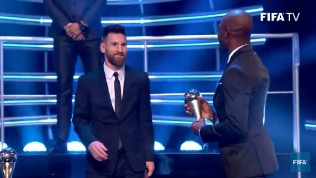 ¡Y NO ES CREÍDO! David Suazo entregó premio de FIFA a Messi y a Cristiano Ronaldo