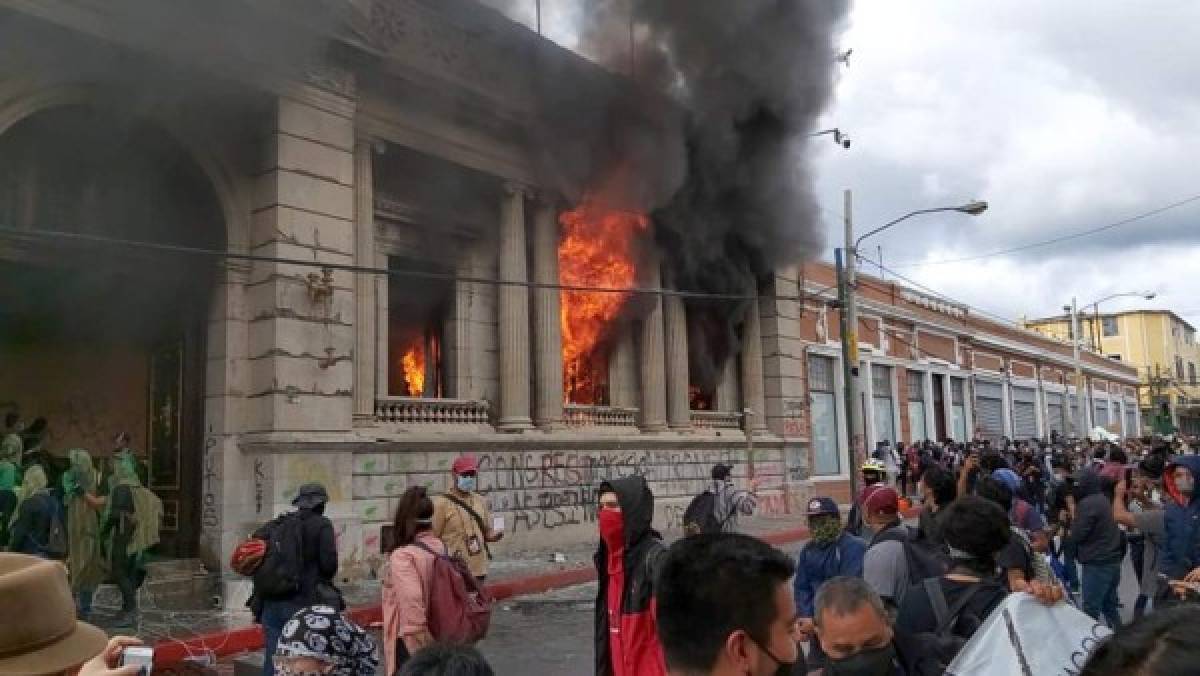 Guatemaltecos enardecidos incendian el Congreso Nacional exigiendo la renuncia del presidente Alejandro Giammattei