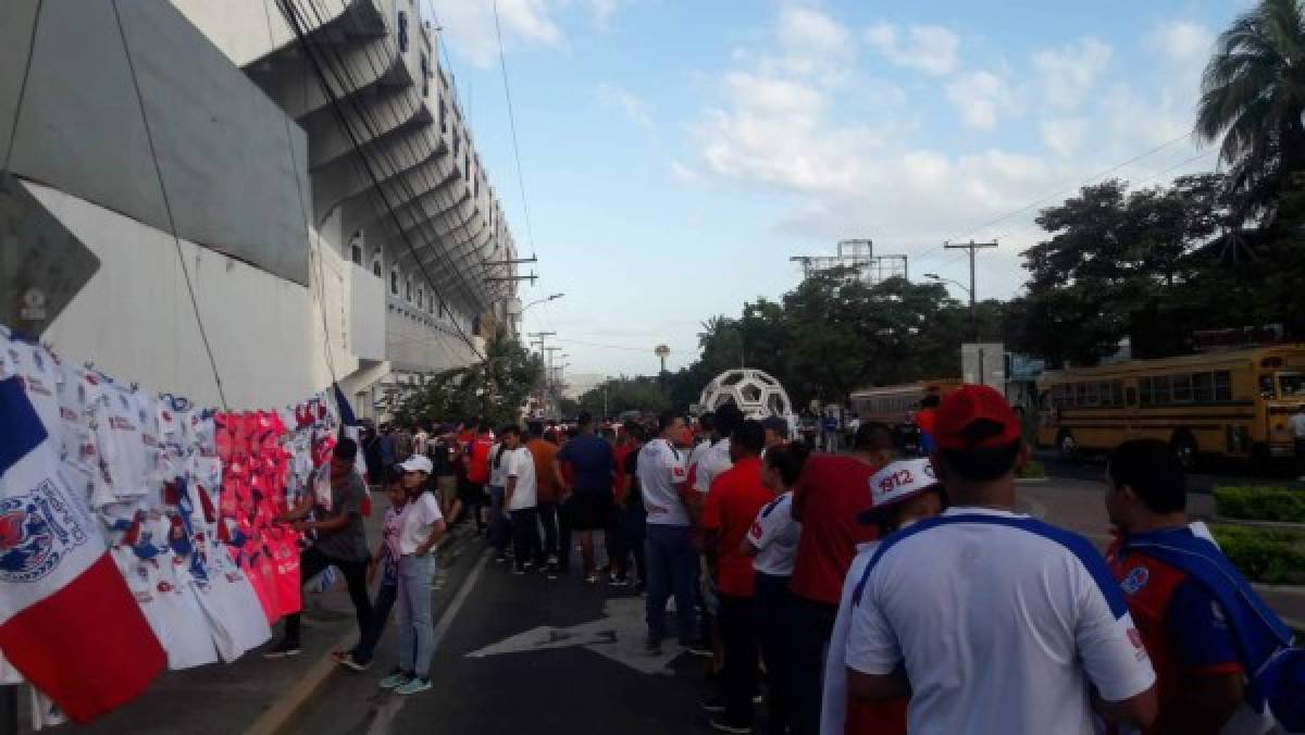 Olimpia desborda la locura de sus fanáticos en el Estadio Morazán