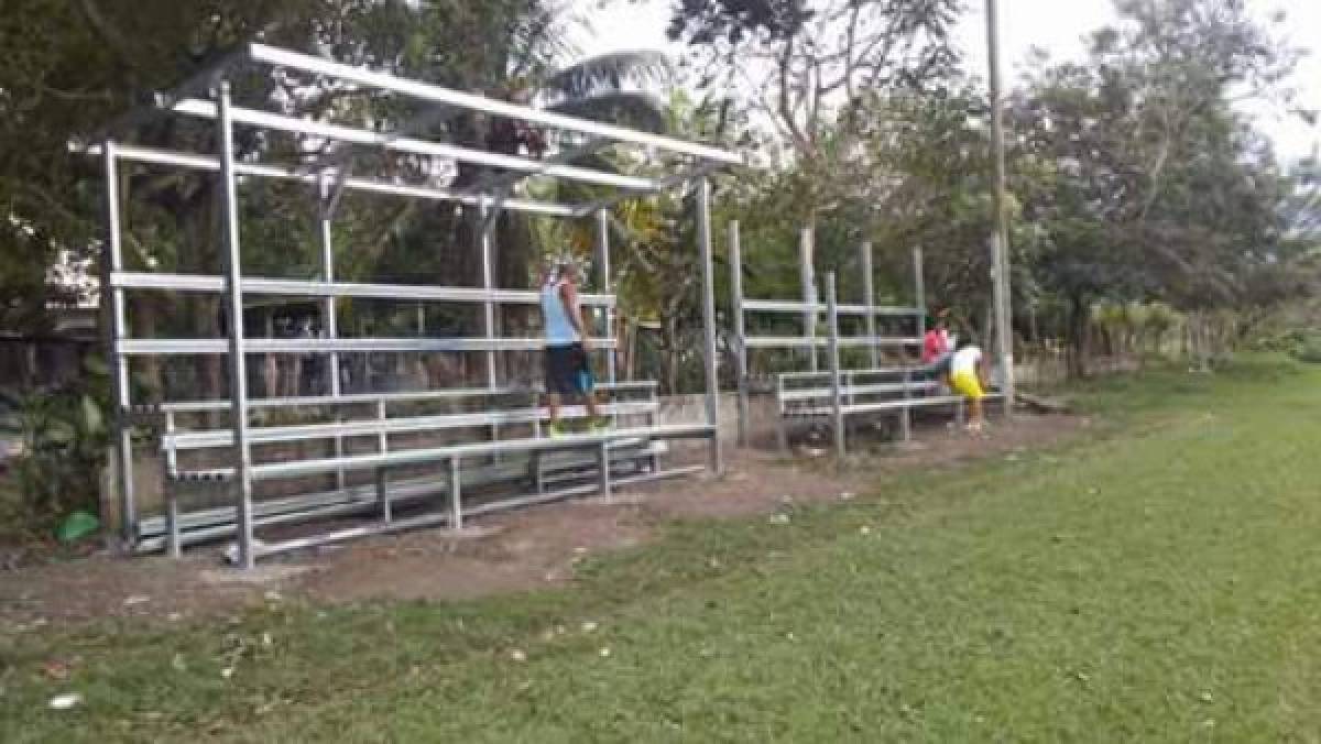 La preciosa cancha donde juegan fútbol burocrático en una aldea de Honduras