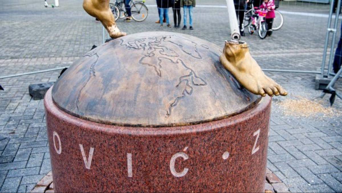 Totalmente destruida: Así quedó la estatua de Ibrahimovic en Suecia con las piernas cortadas