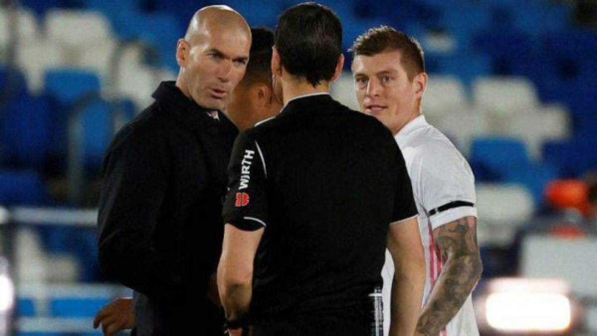 Fotos: Zidane fue a buscar al árbitro y los polémicos penales en el Real Madrid-Sevilla