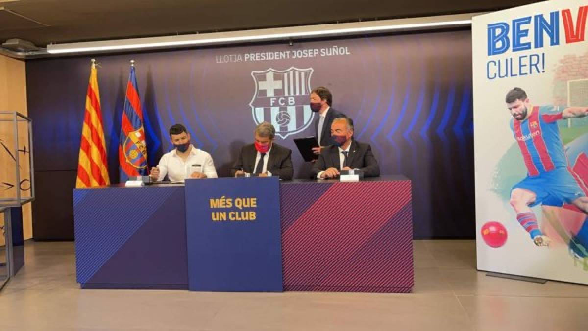 Las imágenes de la presentación del Kun Agüero en Barcelona: Gesto de Laporta y firma de contrato