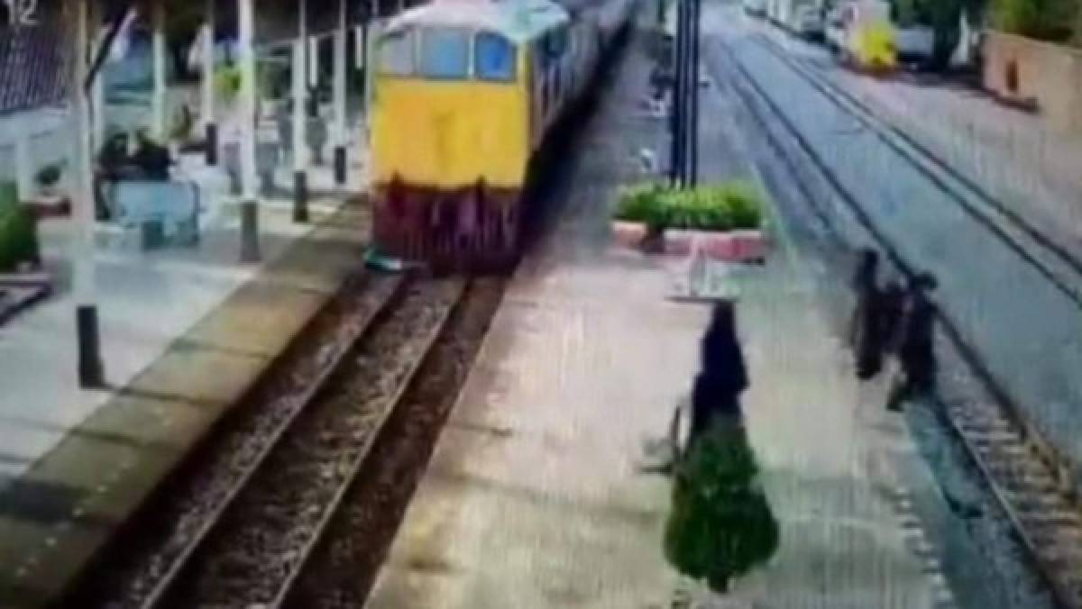 VIDEO: ¡Terrible! Hombre intenta suicidarse en las vías del tren y sale ileso