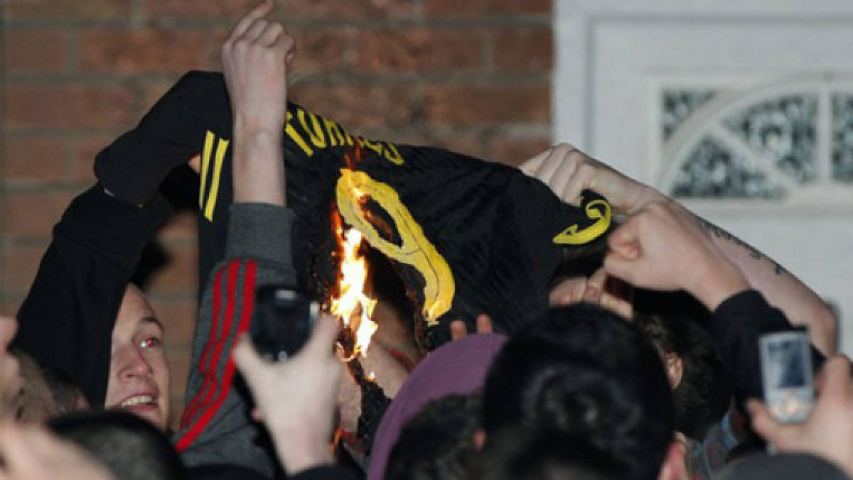 Afición de Livepool quema camisas del 'Niño' Torres