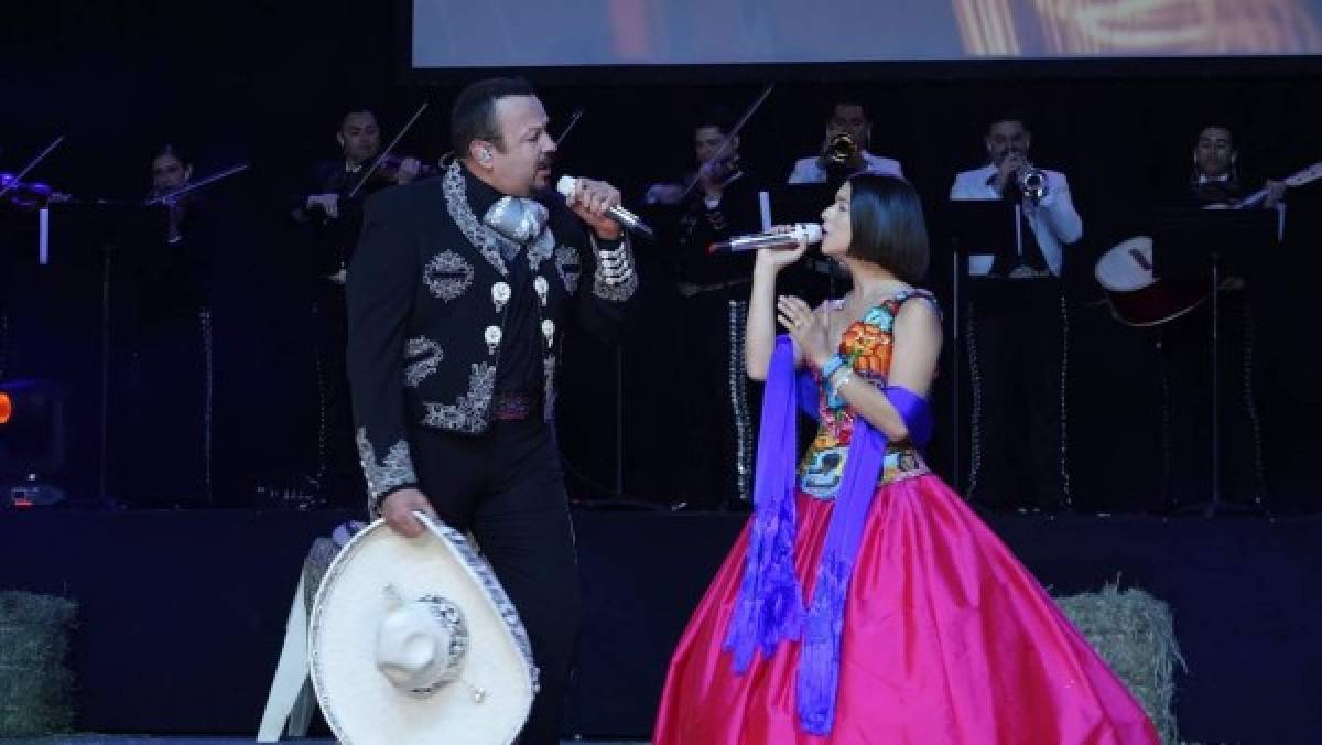 Ángela Aguilar, la mariachi mexicana que se robó el show en la pelea de Canelo Álvarez   