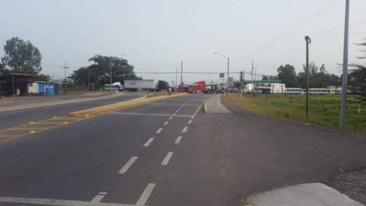 FOTOS: Carreteras bloqueadas por paro de transportistas de Honduras