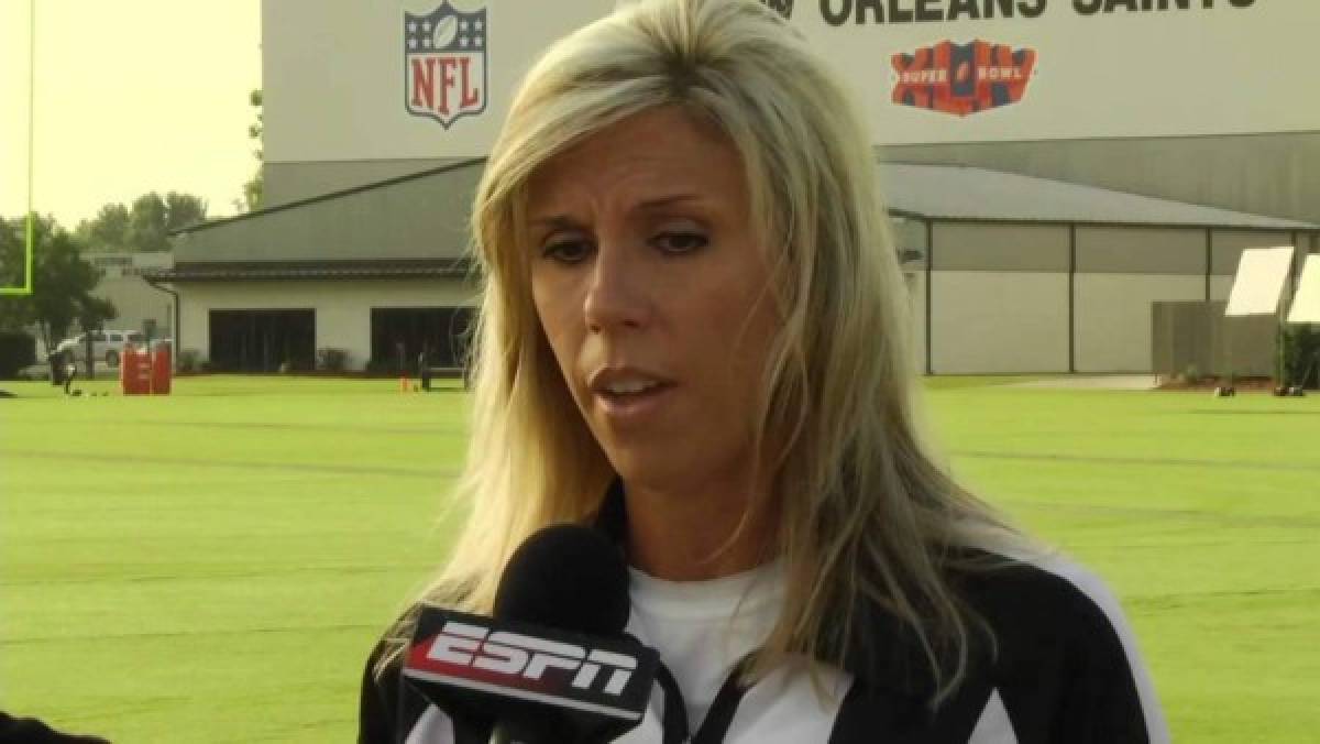 Sarah Thomas, la primera mujer que pitará un partido de playoffs en la historia de la NFL