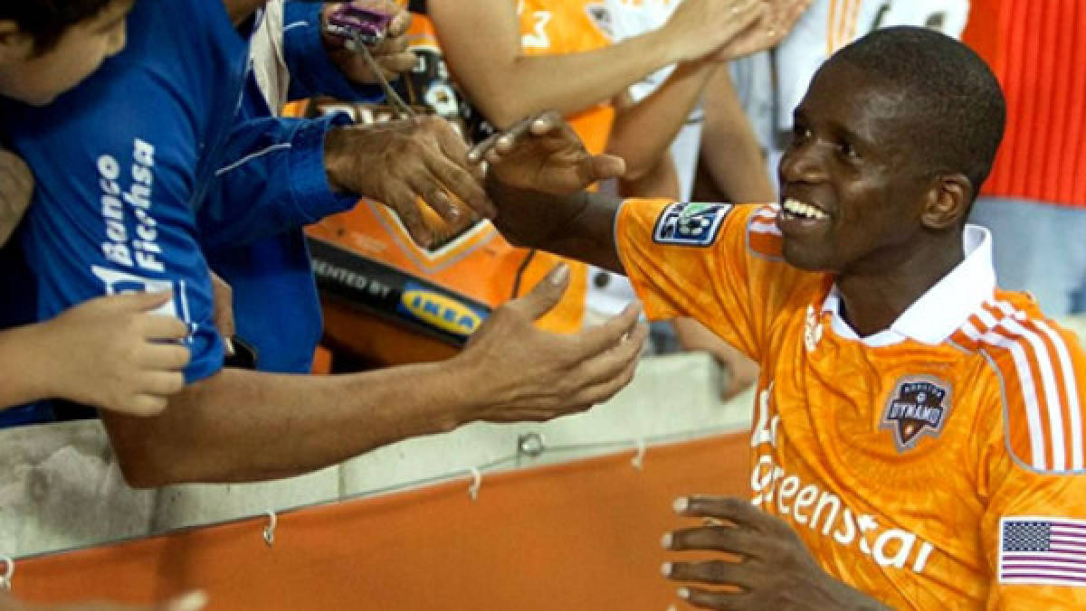 Afición a Boniek: 'A levantar una nueva copa campeón'