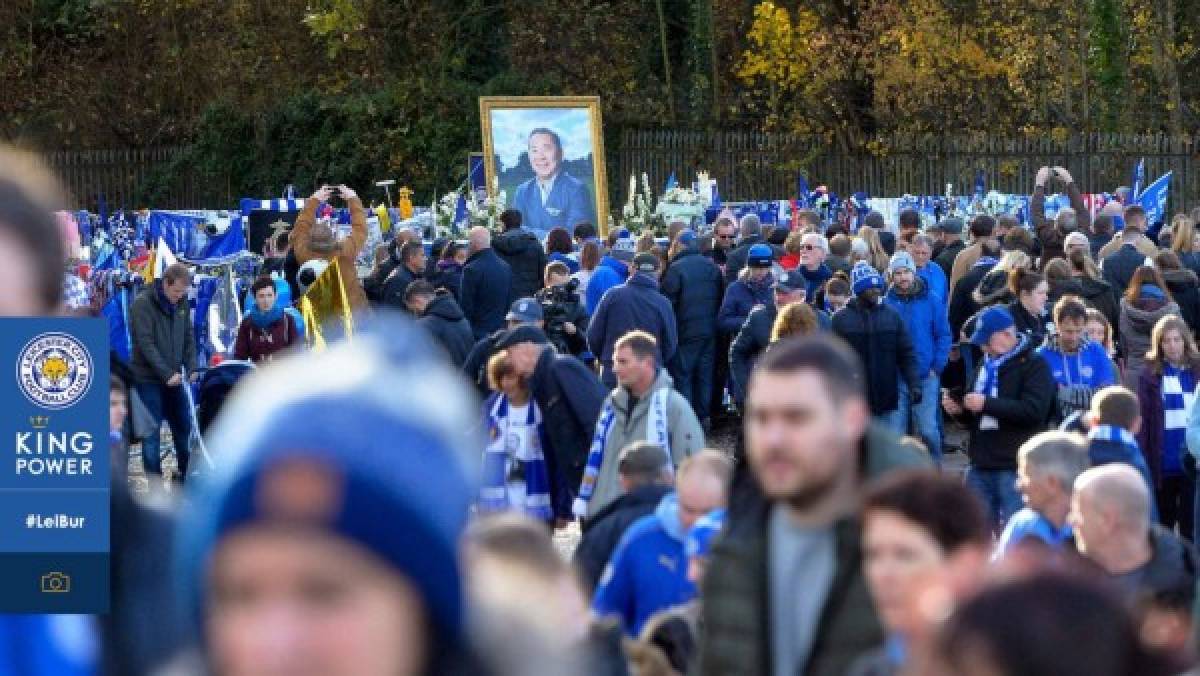 Marcha y llanto: Nuevo homenaje del Leicester a su presidente en el King Power Stadium