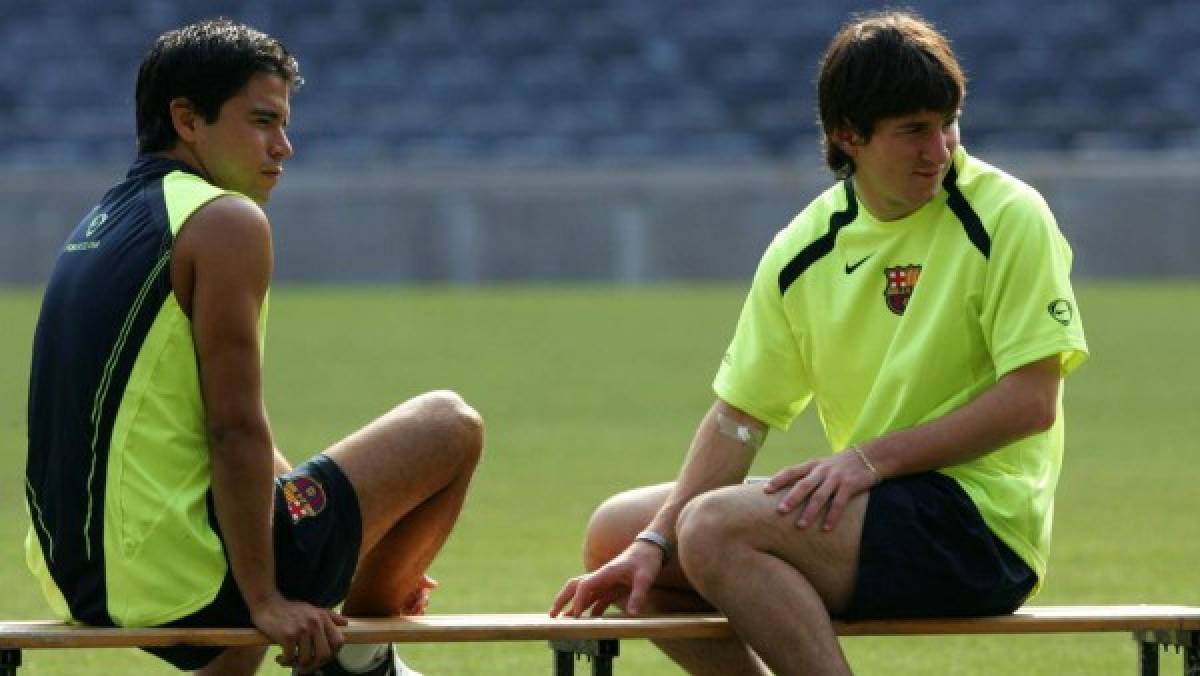Barcelona, SPAIN: Barcelona's Argentinian Javier Saviola (L) is seen with compatriot Lionel Messi prior to taking a medical podometer test during pre-season training at the Nou Camp stadium, 27 July 2005 in Barcelona. AFP PHOTO/LLUIS GENE (Photo credit should read LLUIS GENE/AFP/Getty Images)