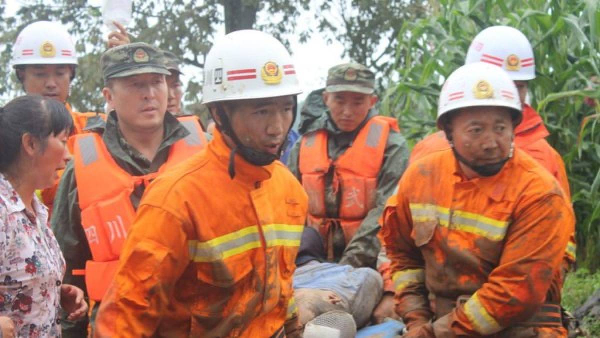 Imágenes de terror: Fuerte terremoto provoca 19 muertos, 200 heridos y 30 mil turistas evacuados en China