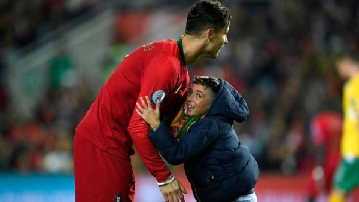 Un caballero: El gesto de Cristiano Ronaldo con dos aficionado tras marcar un hattrick