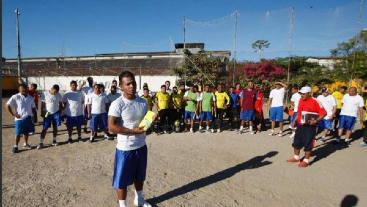 Veintiocho presidiarios salvadoreños se graduan como árbitros de fútbol