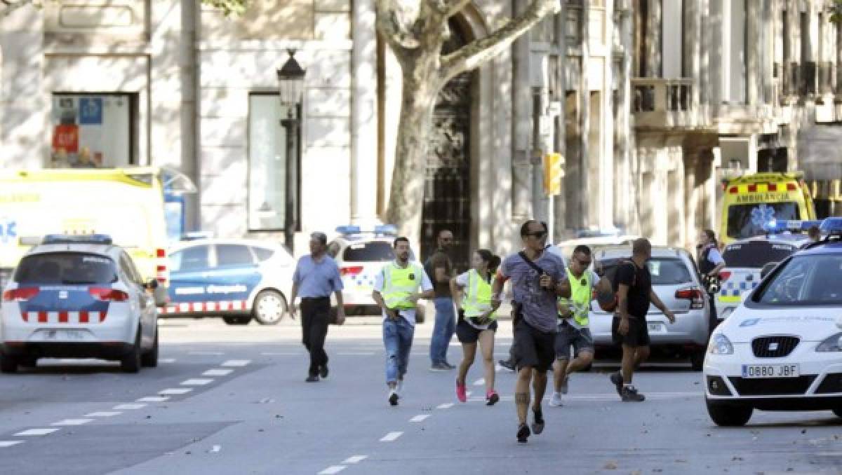 FOTOS: Las impactantes imágenes del atentado terrorista de Barcelona