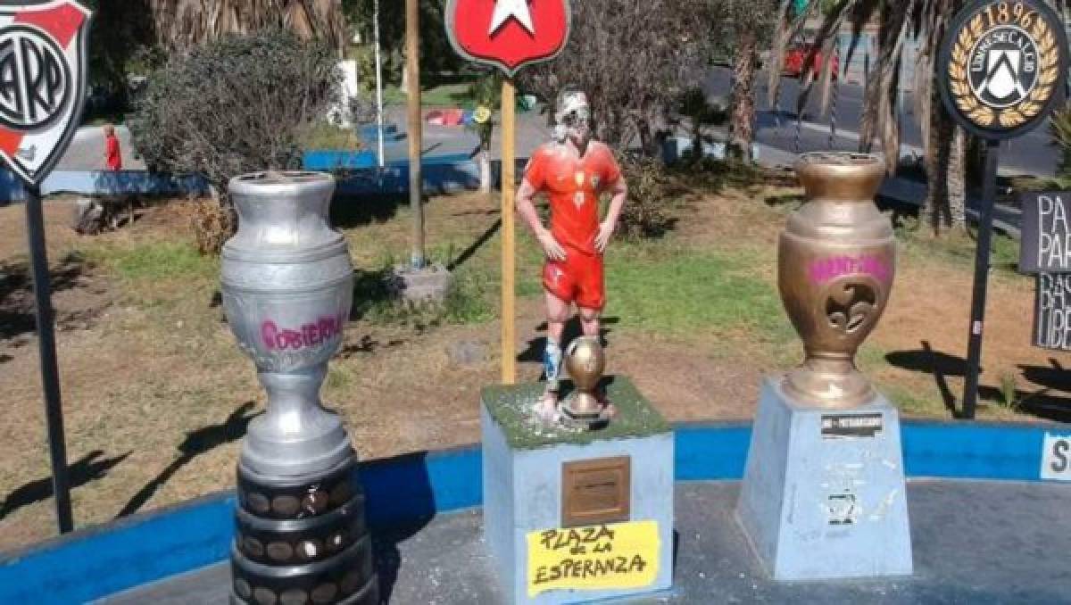 Como a Ibrahimovic: Destruyen la estatua de Alexis Sánchez en Chile y la dejan sin rostro