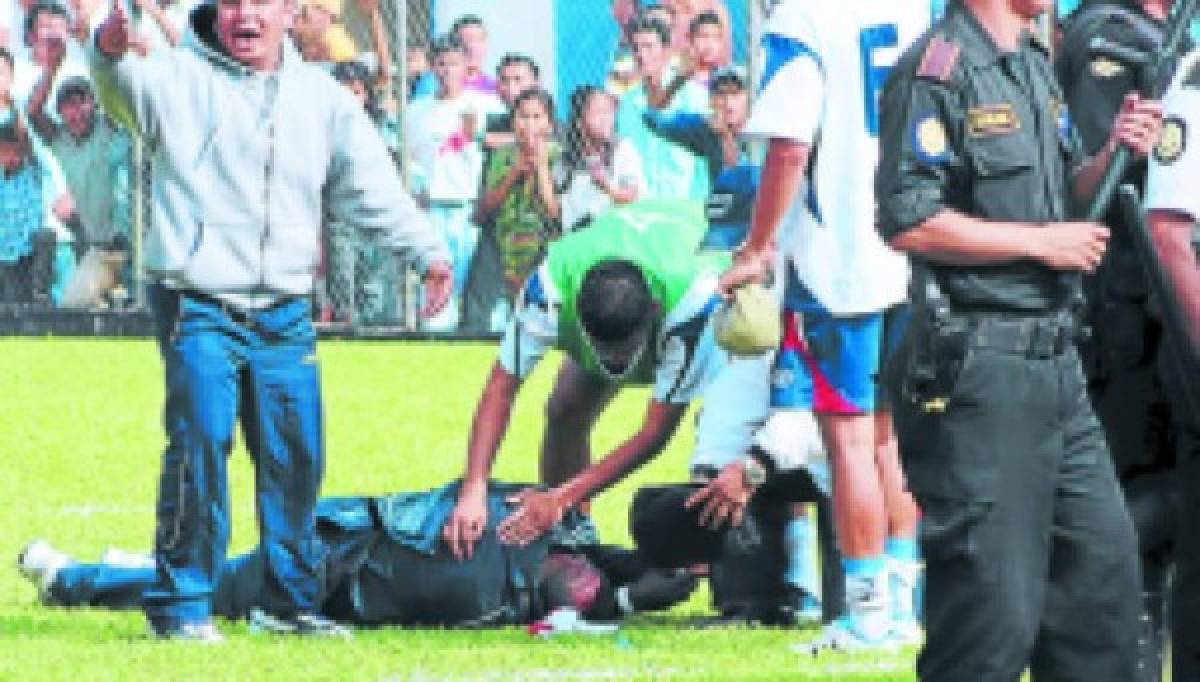 Baño de aceite quemado, uno apaleado y otro apedreado: futbolistas hondureños que fueron agredidos en el extranjero