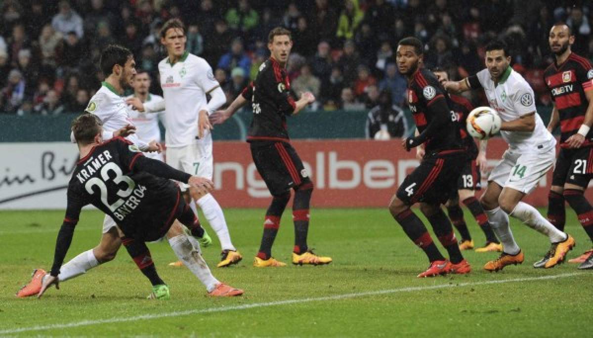 Chicharito anota su gol 22 en Alemania, pero el Bayer Leverkusen es eliminado