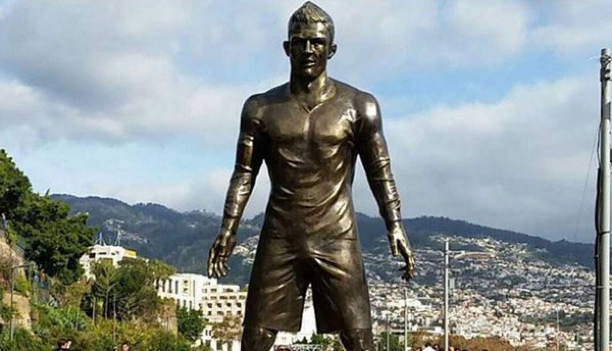 ¿Cuál se parece más? Las estatuas en honor a futbolistas históricos