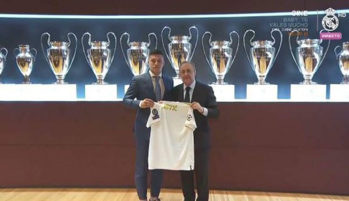 El emotivo abrazo de Florentino, el beso al escudo y la selfie: Así fue la presentación de Luka Jovic en el Real Madrid