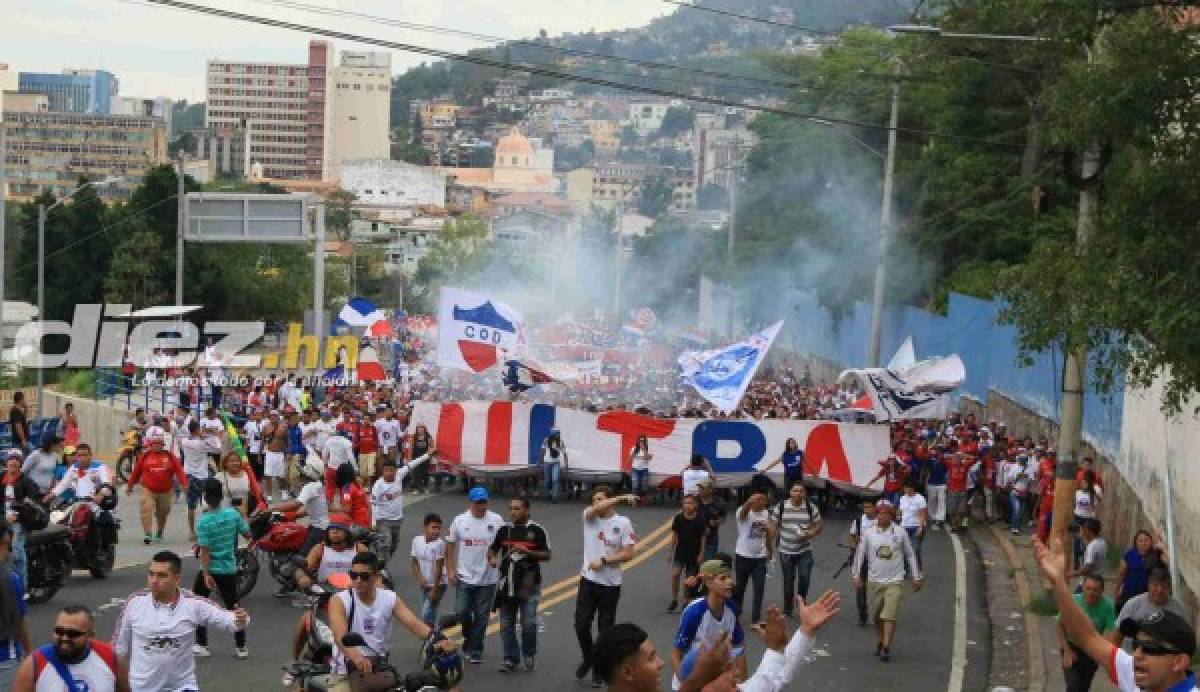 FOTOS: La eufórica llegada de la barra del Olimpia al estadio Nacional