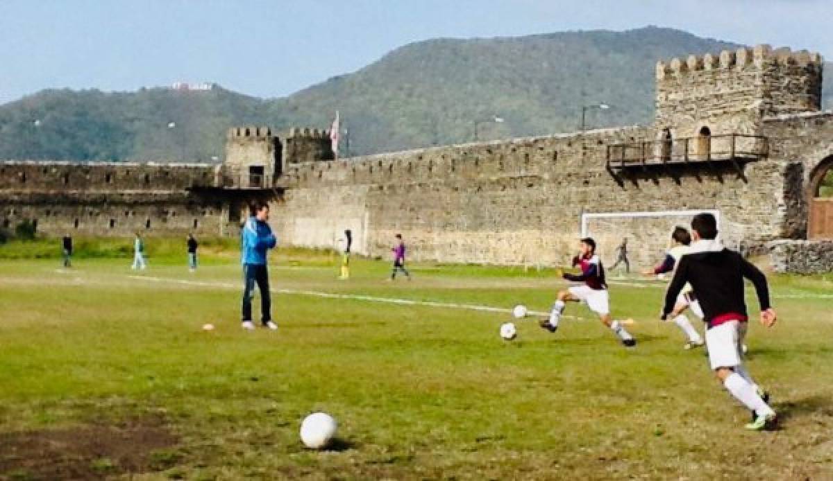 Fotos: Modesto equipo juega sus partidos dentro de un castillo medieval