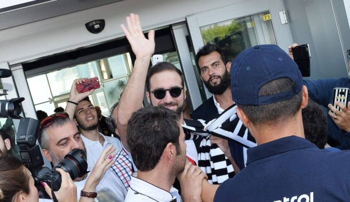 Fotos: Gonzalo Higuaín, recibido como una celebridad en Turín