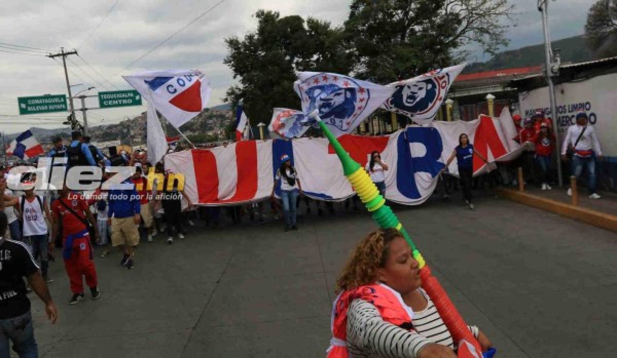 FOTOS: La eufórica llegada de la barra del Olimpia al estadio Nacional