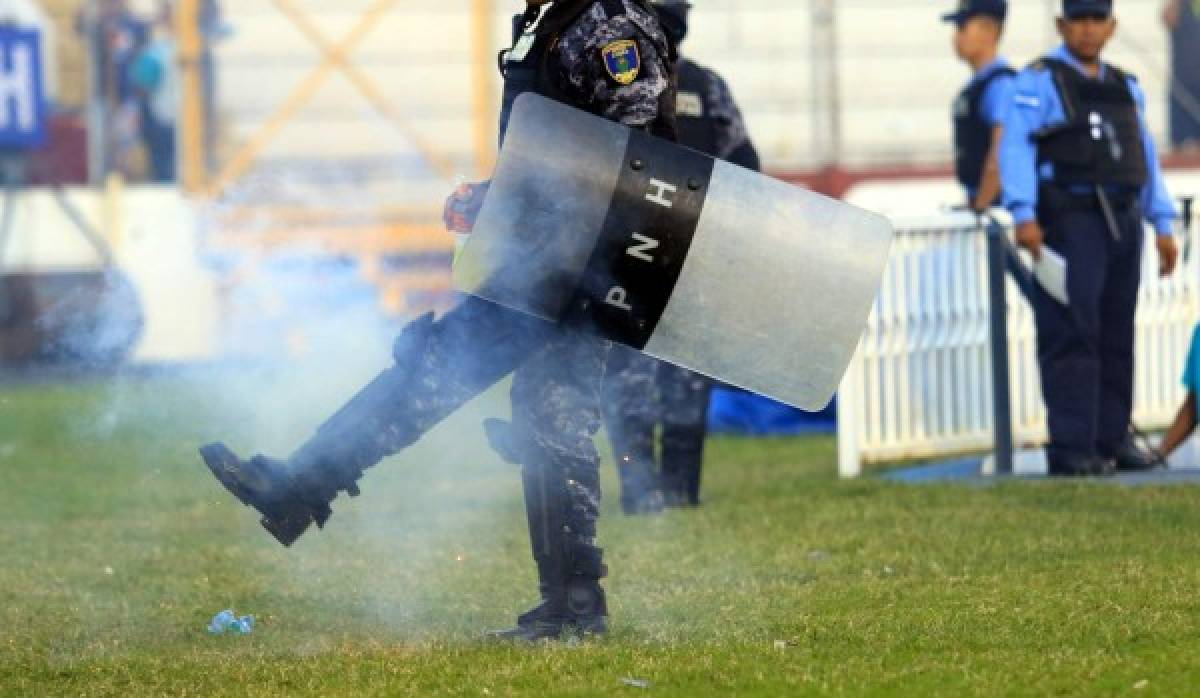 FOTOS: Vidrios rotos, sangre y muchas piedras dejó el clásico capitalino