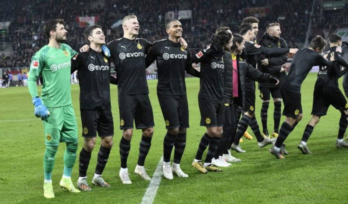 Dortmund's players, including Norwegian forward Erling Braut Haaland (3rd L), celebrate after defeating Augsburg 5-3 at the end of the German first division Bundesliga football match Augsburg v Borussia Dortmund in Augsburg, on January 18, 2020. (Photo by THOMAS KIENZLE / AFP) / DFL REGULATIONS PROHIBIT ANY USE OF PHOTOGRAPHS AS IMAGE SEQUENCES AND/OR QUASI-VIDEO