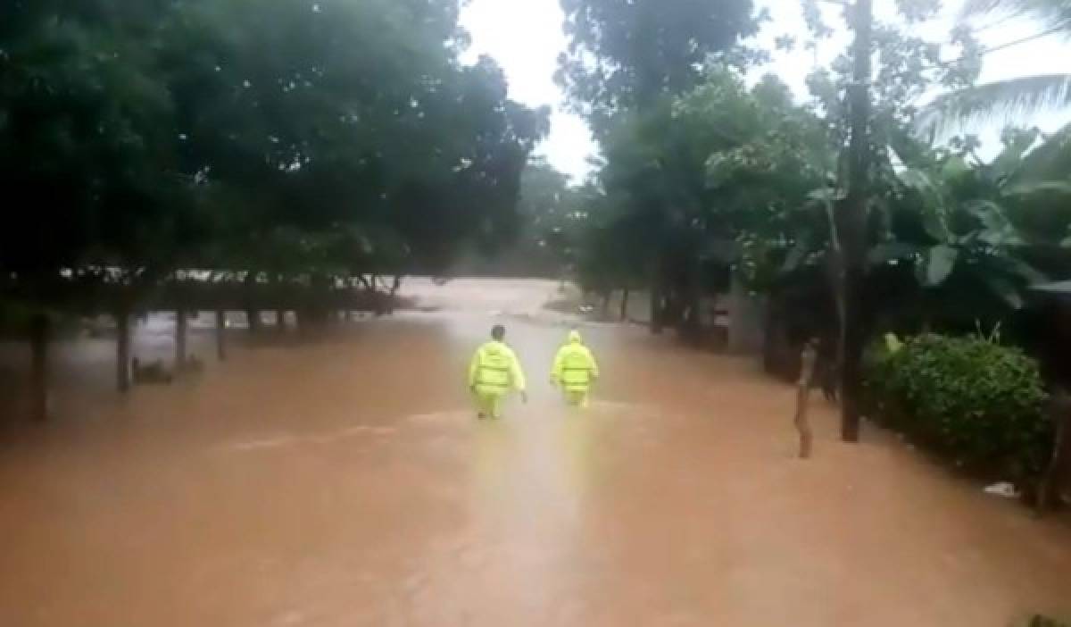 Inundaciones y 40 casas caídas: Las lluvias del huracán Iota ya dejan desastres en Honduras