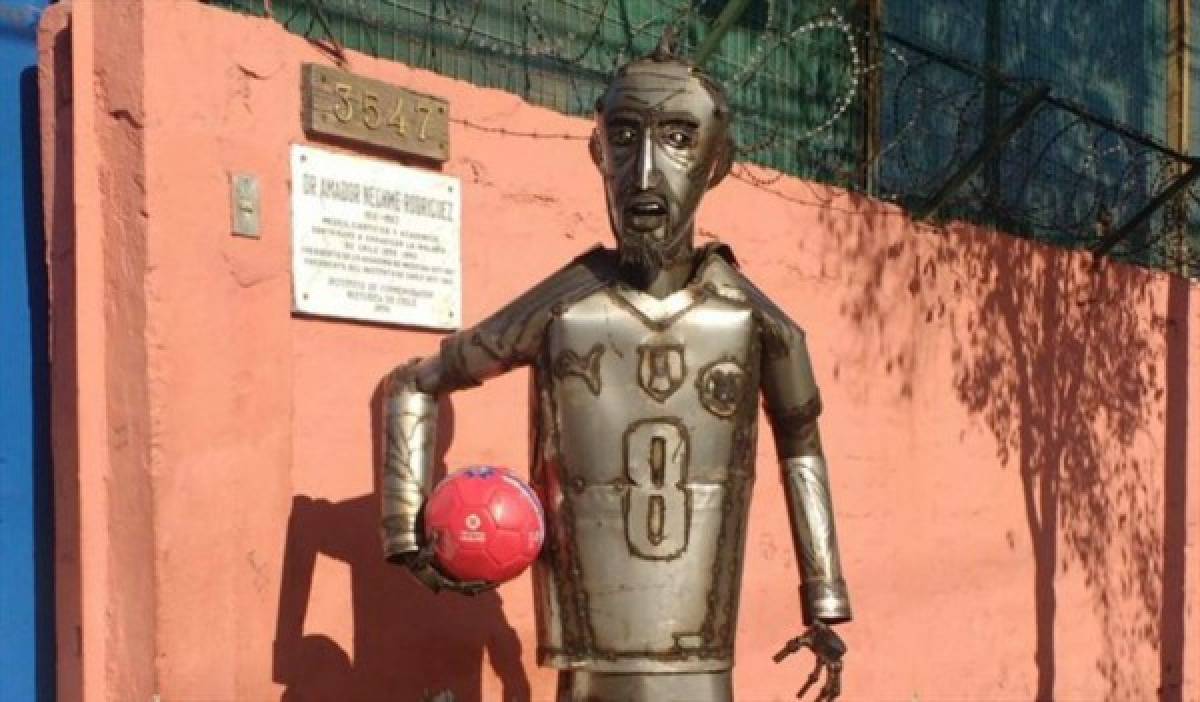 ¿Cuál se parece más? Las estatuas en honor a futbolistas históricos