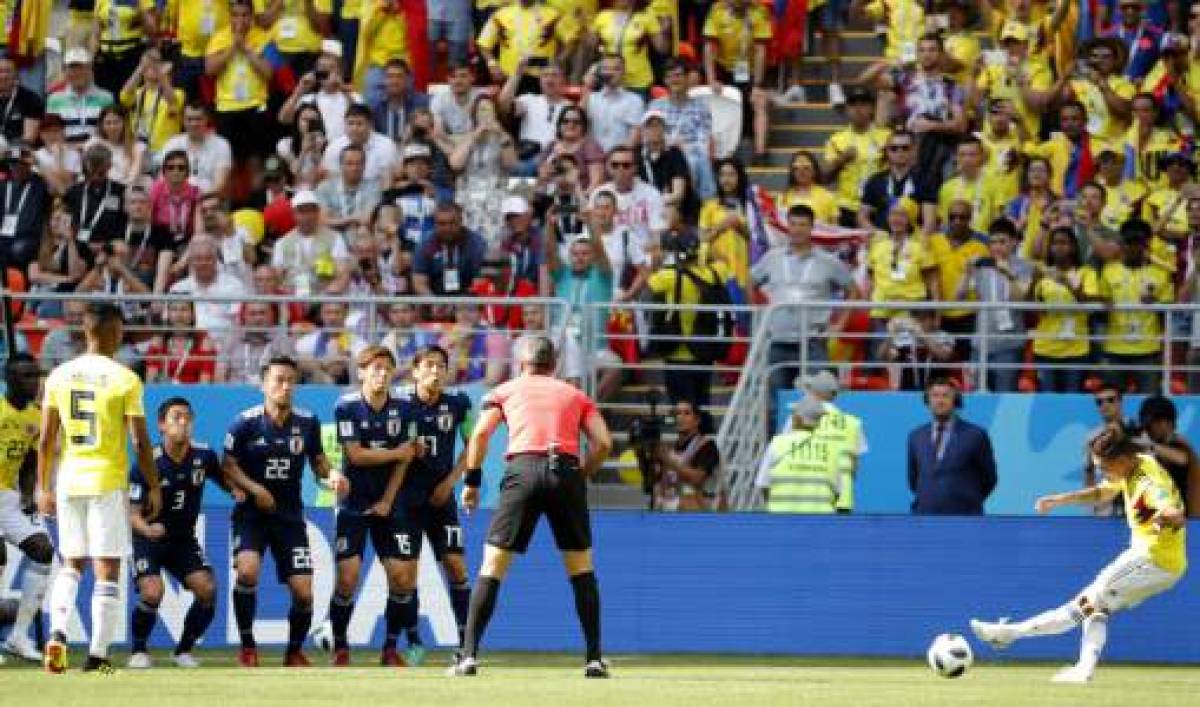 Saransk (Russian Federation), 19/06/2018.- Juan Quintero (R) of Colombia scores the equalizer during the FIFA World Cup 2018 group H preliminary round soccer match between Colombia and Japan in Saransk, Russia, 19 June 2018. (RESTRICTIONS APPLY: Editorial Use Only, not used in association with any commercial entity - Images must not be used in any form of alert service or push service of any kind including via mobile alert services, downloads to mobile devices or MMS messaging - Images must appear as still images and must not emulate match action video footage - No alteration is made to, and no text or image is superimposed over, any published image which: (a) intentionally obscures or removes a sponsor identification image; or (b) adds or overlays the commercial identification of any third party which is not officially associated with the FIFA World Cup) (Mundial de Fútbol, Rusia, Japón) EFE/EPA/ERIK S. LESSER EDITORIAL USE ONLY